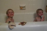 kids sharing the&nbsp;bath2